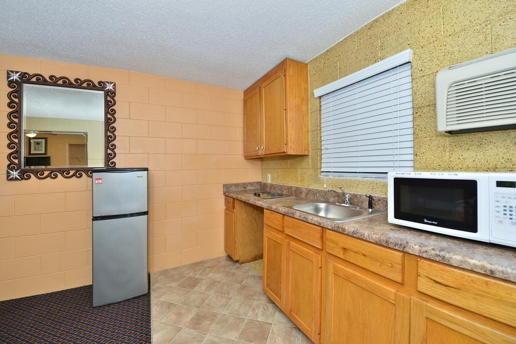 Savannah Inn And Suites Savannah Port Area Habitación foto