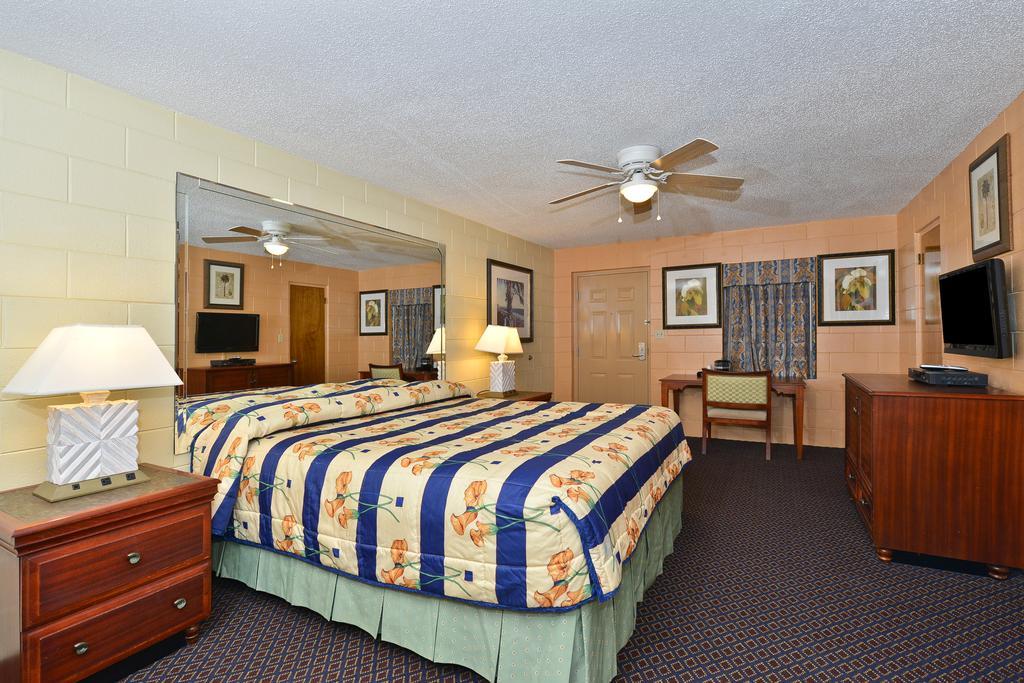 Savannah Inn And Suites Savannah Port Area Habitación foto